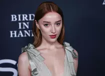Phoebe Dynevor s-a logodit cu iubitul ei, Cameron Fuller. Actrița din „Bridgerton” a apărut cu inelul de logodnă la Met Gala 2024
