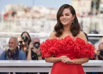 Selena Gomez a fost aplaudată minute întregi la Cannes. Cântăreața a ales o ținută care a furat toate privirile