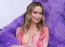 Emily Blunt, transformare spectaculoasă: Un nou look pentru un nou început – Primele imagini de la filmările „Diavolul se îmbracă de la Prada 2”