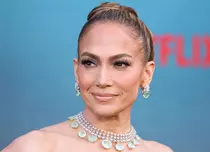 Jennifer Lopez, apariție provocatoare la premiera filmului produs de Ben Affleck. Actrița a purtat o rochie care a lăsat totul la vedere