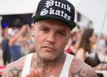 Shifty Shellshock a fost găsit fără viață, în casă, la doar 49 de ani. Solistul formației Crazy Town se lupta de ani întregi cu dependența de droguri