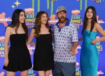 Cum arată azi fiicele lui Adam Sandler. Sadie și Sunny au întors toate privirile la Nickelodeon's Kids' Choice Awards 2024