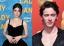 Netflix ecranizează romanul „People We Meet On Vacation”, cu Tom Blyth și Emily Bader în rolurile principale. Ce știm până acum despre proiect