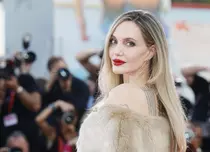 Angelina Jolie, ovaționată la Festivalul de Film de la Veneția. Actrița, fabuloasă pe covorul roșu, a izbucnit în lacrimi