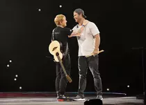 Chris Hemsworth, apariție de senzație în concertul lui Ed Sheeran de la București. Actorul din „Thor” a fost toboșar, pe scenă
