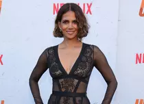 Halle Berry, senzațională într-o rochie transparentă la premiera „The Union”. Imagini de pe covorul roșu