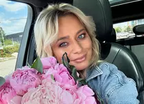 Laura Cosoi, cu mezina la filmările pentru emisiunea pe care o prezintă la Antena Stars. „A stat cuminţică în cărucior”