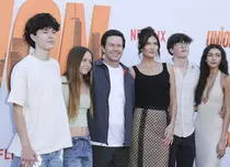 Mark Wahlberg, apariție rară alături de familia sa la premiera filmului „The Union". Cum s-au fotografiat pe covorul roșu