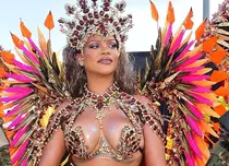 Rihanna, într-o ținută incendiară, la Festivalul Crop Over. Cum arată acum, după două nașteri