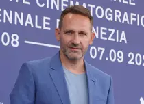 Filmul „Anul Nou care n-a fost” triumfă la Veneția. Regizorul Bogdan Mureșanu: „Am vrut să construiesc o lume întreagă” | Interviu exclusiv