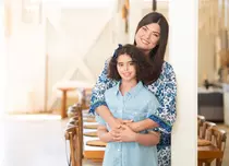 Cum arată astăzi fiica adoptivă, în vârstă de 10 ani, a Paulei Seling. Elena s-a integrat perfect în familia artistei