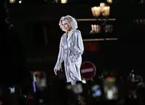 Jane Fonda a defilat pe podiumul de la Săptămâna Modei din Paris, la 86 de ani. Actrița a purtat o ținută curajoasă