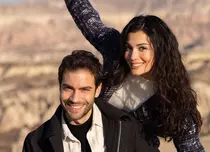 Ozge Yagiz și Burak Berkay Akgul, despre „Inelul cu safir”. „Există o dragoste foarte reală în acest serial”