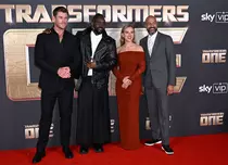 Scarlett Johansson, lecție de rafinament la premiera filmului „Transformers One”. Nici Chris Hemsworth nu s-a lăsat mai prejos