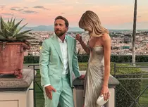Dani Oțil și Gabriela Prisăcariu, apariție de film la o nuntă în Roma. Au atras toate privirile cu ținutele lor