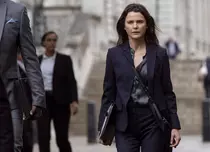 Diplomata a revenit la Netflix și e în top 10 seriale în România. Ce știm despre noul sezon al serialului care a cucerit rapid fanii