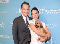 Hugh Jackman are o nouă iubită. Cine este Sutton Foster, actrița care tocmai a divorțat după 10 ani de căsătorie