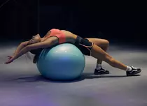 TOP 4 exerciții fizice care te ajută să slăbești și să îți crești tonusul și elasticitatea mușchilor