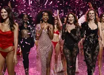„Îngerii” de la Victoria's Secret s-au întors după o pauză de 6 ani. O româncă a defilat pe podium alături de manechine celebre