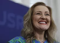 Elena Lasconi, de nerecunoscut în imaginile de arhivă! Cum arăta înaintea anilor 2000, pe vremea când era corespondent PRO TV
