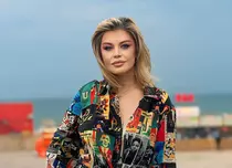 Loredana Groza s-a dezbrăcat de haine și inhibiții. Pictorial în costum de baie, la malul mării. Cum au reacționat fanii