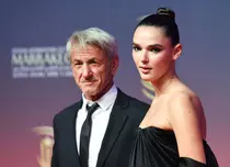 Sean Penn și iubita lui moldoveancă, cu 34 de ani mai tânără, și-au făcut debutul pe covorul roșu. Valeria a surprins cu ținuta aleasă