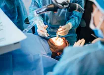 Poți muri de la un implant dentar? Riscurile intervenției