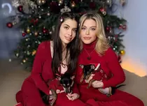 Loredana Groza, alături de familie într-un decor festiv de Crăciun. Cum s-a asortat cu fiica ei