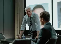 SkyShowtime a lansat trailerul oficial pentru „The Agency”. Când are premiera serialul cu Richard Gere și Michael Fassbender