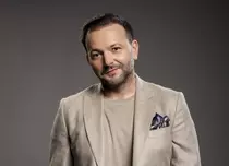Mihai Morar, înapoi la X Factor, după 13 ani. Ce provocări a întâlnit în rolul de prezentator. „Ascultăm și nu judecăm!”. EXCLUSIV
