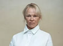 Pamela Anderson, o nouă apariție memorabilă. A venit cu fața acoperită la un eveniment important