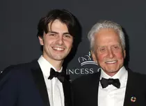 Fiul actorilor Catherine Zeta-Jones și Michael Douglas debutează în cinematografie. Ce rol va juca Dylan Douglas