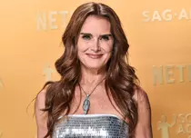 Cum arată Brooke Shields în costum de baie, la aproape 60 de ani. Actrița, surprinsă într-o ipostază îndrăzneață