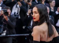 Irina Shayk, gafă vestimentară la Cannes. A fost criticată pentru alegerea făcută: „Morticia Addams arăta mai bine!”