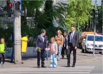 Nicușor Dan, surprins de mână cu fetița lui. A dus-o pe Aheea la școală, la o zi după ce a devenit președinte