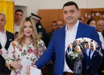 Ce rochie a purtat Ilinca, soția lui George Simion, în ziua votului, în turul 2. Prețul surprinzător de accesibil