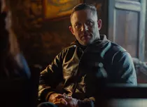 Serialul MobLand a fost reînnoit pentru al doilea sezon. Tom Hardy și Helen Mirren fac parte din distribuția excepțională