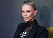 Charlize Theron a transformat plaja din Hawaii într-un podium de modă. Cum arată în bikini la 50 de ani