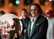 Johnny Depp, în pielea lui Jack Sparrow, aduce zâmbete copiilor de la un spital de pediatrie. Imagini emoționante