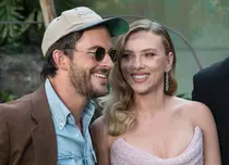 Scarlett Johansson și Jonathan Bailey, moment tandru pe covorul roșu. S-au sărutat la premiera „Jurassic World Rebirth”