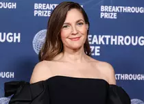 Drew Barrymore, în costum de baie pe un iaht de lux, la 50 de ani. Ce spune actrița despre operațiile estetice și îmbătrânire