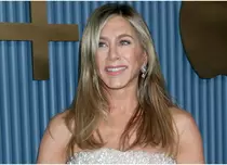 Jennifer Aniston nu-și mai ascunde relația. Cine este Jim Curtis, noul iubit al actriței și ce diferență de vârstă este între ei