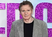 Cum arată băieții lui Liam Neeson. Celebrul actor, apariție rară cu fiii săi pe covorul roșu la premiera The Naked Gun