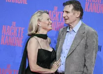 Pamela Anderson și Liam Neeson, dragoste cu scântei după „The Naked Gun”. Ce se știe despre relația celor doi
