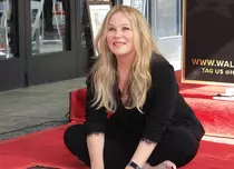 Christina Applegate, internată de urgență: „Atât de multă durere” – Problemele de sănătate care au determinat-o să meargă direct la spital
