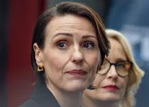 „Ostatic” - thriller politic cu Suranne Jones și Julie Delpy la Netflix. Ce știm despre proiect, dată de lansare, trailer