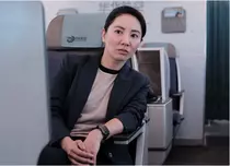 Jing Lusi strălucește în thriller-ul britanic „Red Eye” pe AXN: „Scenariul m-a ținut cu sufletul la gură”