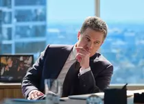 „Costume LA”, noul spin-off „Suits”, vine pe SkyShowtime. Stephen Amell e avocat în Orașul Îngerilor