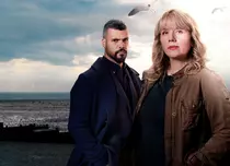 Pearl Nolan revine în forță: Sezonul 3 din „Pearl, detectiv la Whitstable” începe în august la DIVA. Dată de lansare, trailer