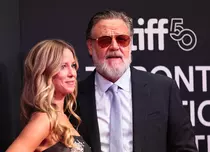 Russell Crowe, în centrul atenției la Festivalul de Film de la Toronto. A apărut pe covorul roșu alături de iubita cu 26 de ani mai tânără
